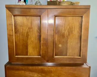 American of Martinsville, 3 matching pieces. Queen bedframe w/nightstands, Dresser w/ Mirror, Gentleman's Chest
