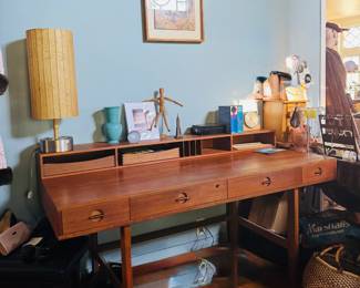 THIS DESK !!!