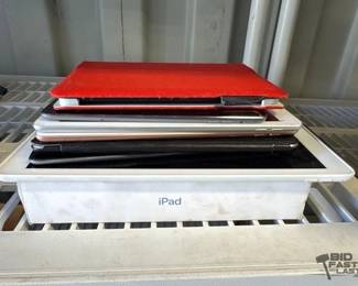 8032 7 iPads and 1 Empty iPad Box