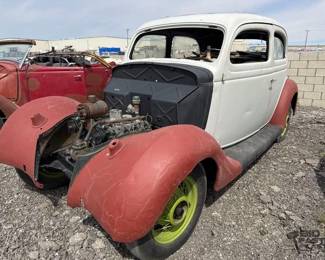 80 1935 Ford Tudar