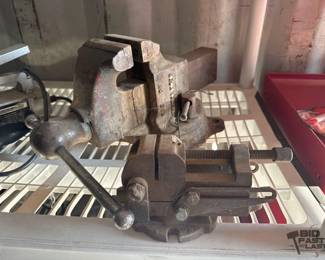 862  2 Bench Vises 