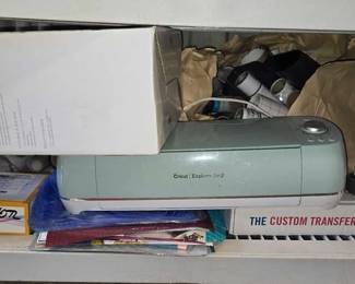 8122 Cricut Explore Air 2, Cricut Easy Press 2 More