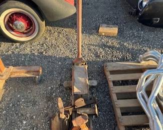 916  HeinWerner Floor Jack and 5 Jack Stands 