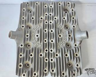 678 2 Edelbrock Aluminum Cylinder Heads