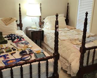 A pair of Hickory 4-poster single beds.