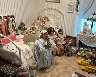 Daybed and dolls 