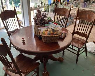 Kitchen table with 6 chairs with leaf