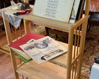 Folding bookshelf.