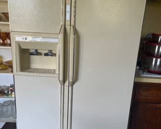 Armana Refrigerator with Ice Maker
