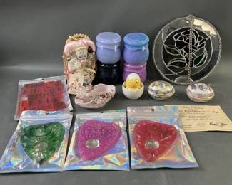 Lot 22 – Lenox China Eggs, Stained Glass & More