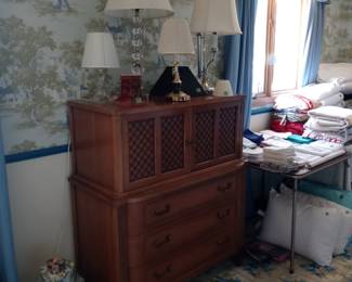 Chest of drawers, various Lamps