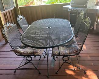 Oval mesh patio table with 4 spring chairs