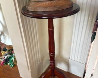 woodenpedestalstand