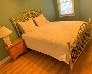 Pre sell item priced at 200. Very nice queen size iron bed. 