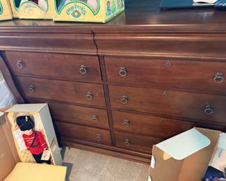 Pre sell item priced at 250 as I need the room. Very nice Kincaid chest o drawers.