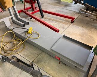 Pre sell item priced at 450. Very nice hydraulic motorcycle lift. 
