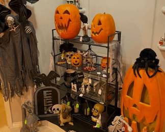 Smaller, medium and very large Jack o Lanterns.