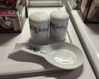 Ivy trimmed Salt & Pepper with spoon rest