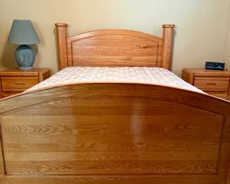 Golden Oak Modern Queen Bed
Mattress excellent 