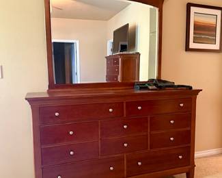 Thomasville Dresser w/Mirror  Nice ! 