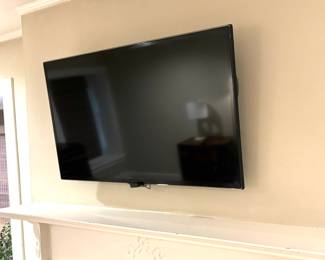 36. TV (40")