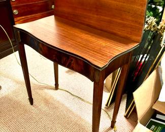 114. Flip Top Accent Table (29" x 15" x 30") (open 29" x 30" x 30")