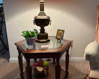 024 Octagon Shaped Table With Glass Top