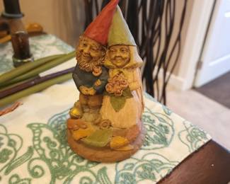 Tom Clark Cairn Studios Gnome Figurine – Elderly Couple with Flowers