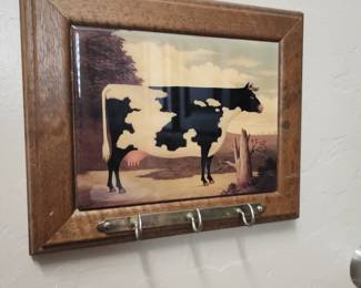 Vintage Cow Wall Art with Hooks – Rustic Farmhouse Wooden Frame