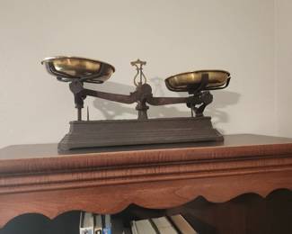 Antique Cast Iron Balance Scale with Brass Pans – Vintage Apothecary Style