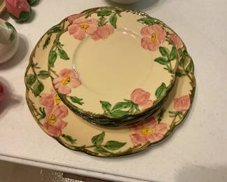 • Set Franciscan Ware Rose Dinner China & Tea Pot