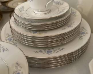 • Oxford Bone China Foxcroft Pattern Dining Set