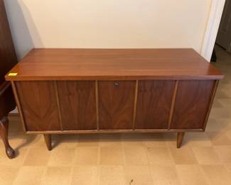 • MCM LANE Virginia Princess Cedar Chest
