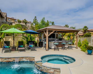 5 pool lounge chairs