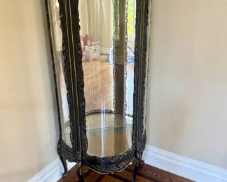 French Style Curved Glass Vitrine