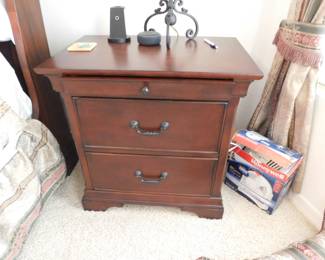 Samuel Furniture ""Aspen Queen Anne" End Table