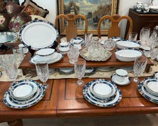 China and beautiful dining table 8 chairs