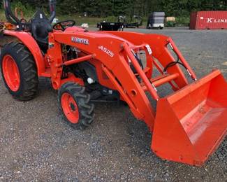 KUBOTA L3301 4x4 TRACTOR w LOADER