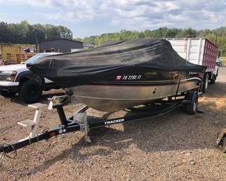 TRACKER TARGA BOAT