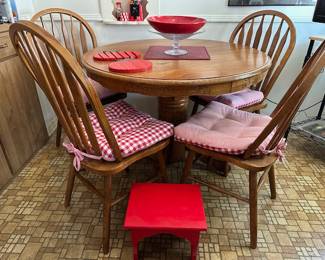 Dining table round with 4 chairs


If you knew Ciro… He loved red!