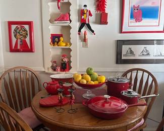 Dining table round with 4 chairs


If you knew Ciro… He loved red!