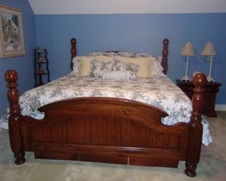 King Size Cannonball Bed w/Linen Accessories