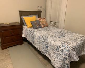 Twin size bed 