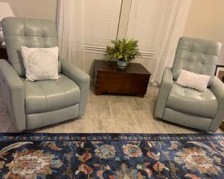 Pair of electric recliners in mint color and condition! 