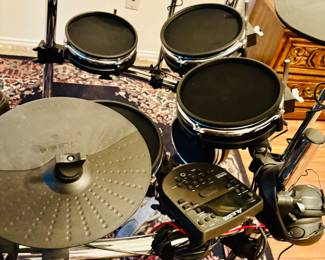 Alesis Surge Mesh Kit Electronic Drum Kit w/Amp.