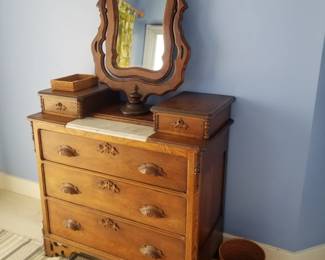 Victorian 3-drawer dresser with mirror