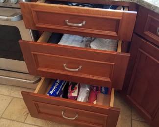 Kitchen cabinetry feature: drawers