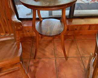Oak round table 
