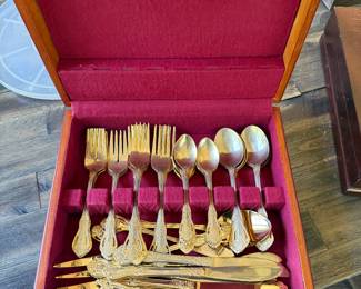 Set gold Flatware