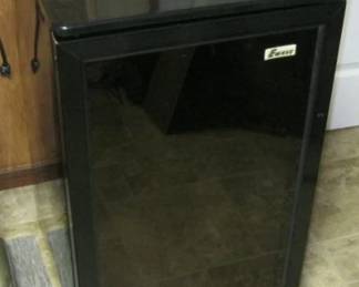 COMPACT REFRIGERATOR